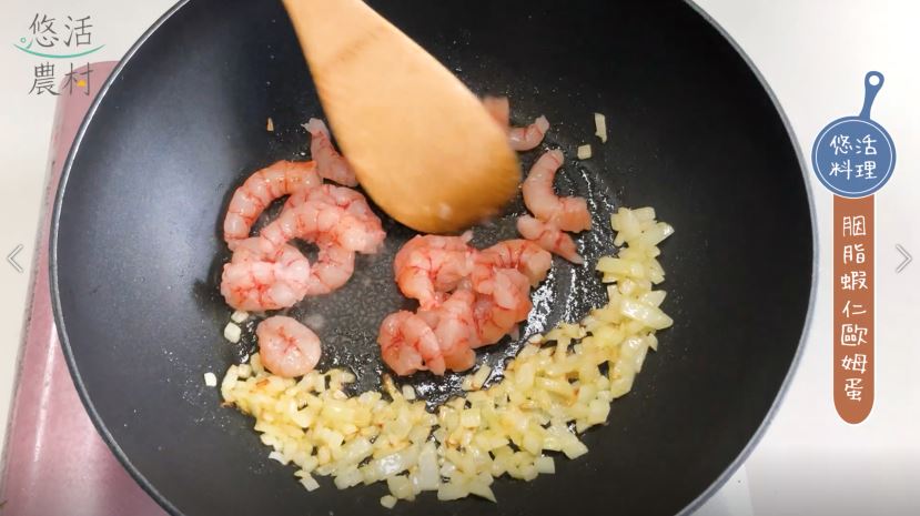 將胭脂蝦仁加入鍋中拌炒。